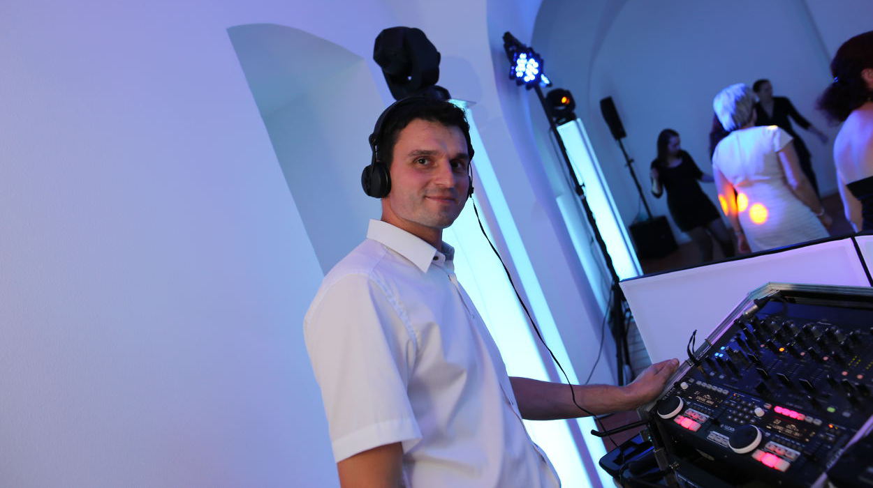 DJ-Setup mit Lichttechnik